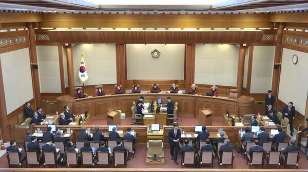 윤석열 대통령이 20일 서울 종로구 헌법재판소에서 열린 탄핵 심판 10차 변론에서 한덕수 국무총리 증인신문 전 심판정을 떠나고 있다. 2025.2.20. 연합뉴스