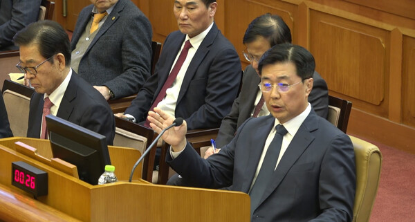 홍장원 전 국정원 1차장이 20일 서울 종로구 헌법재판소 대심판정에서 열린 윤 대통령의 탄핵 심판 10차 변론에서 증언하고 있다. 2025.2.20. 연합뉴스