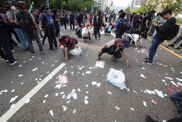 31일 서울 세종로에서 민주노총 노동탄압 중단 총력투쟁대회가 열렸다. 집회 후 참석자들이 쓰레기를 치우고 있다. 2023.5.31 연합뉴스