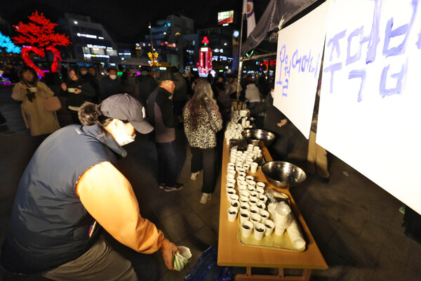 5일 오후 광주 동구 5·18 민주광장에서 열린 '윤석열 정권 퇴진 광주 비상행동' 집회에서 오월어머니집 회원들이 주먹밥을 만들고 있다. 2024.12.5. 연합뉴스