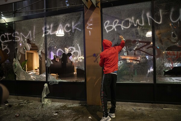 미국 로스앤젤레스에서 흑인에 대한 경찰의 야만적인 행위를 규탄하는 시위를 벌어진 가운데 일부 참가자들이 스타벅스 매장을 부수고 약탈하고 있다. 2020. 5. 29. AP 연합뉴스