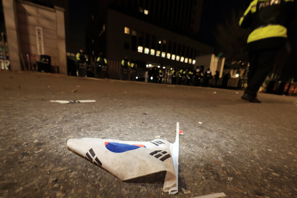 윤석열 대통령이 내란 우두머리 혐의로 구속되자 일부 지지자들이 서울 마포구 서울서부지방법원에 난입한 19일 오전 서부지법 앞에 태극기가 버려져 있다. 2025.1.19. 연합뉴스