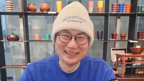 종로구 인사동에서 인터뷰 중인 강동섭 쇼호스트.2025..2.15.정숙 시민기자