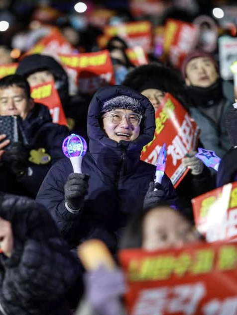응원봉을 들고 집회 참여한 강동섭 쇼호스트.2025.2.15.사진 제공 강동섭 쇼호스트