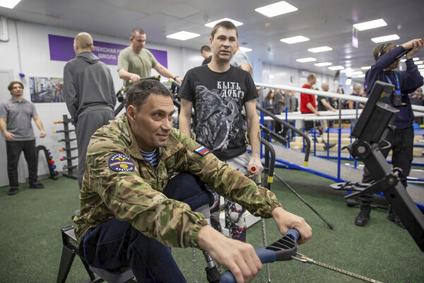 2월 20일 러시아 국방부 언론 서비스에서 배포한 비디오에서 찍은 사진 .우크라이나에서 군사 작전 중 부상을 입고 모스크바 감염병 임상 센터 "보로노프스코예"에서 운영되는 군인을 위한 보철 및 종합 재활 센터에서 재활치료를 받고 있는 러시아 군인들. 2025.2.20. AP 연합뉴스