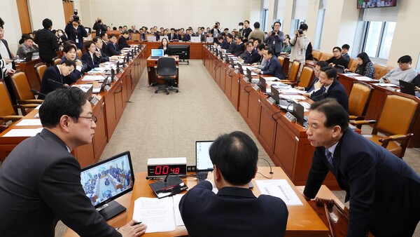 18일 국회에서 열린 기획재정위원회 전체회의에서 송언석 위원장, 박수영 여당 간사, 정태호 야당 간사가 대화를 나누고 있다. 2025.2.18. 연합뉴스