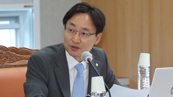 더불어민주당 임광현 의원이 23일 부산 연제구 부산지방국세청에서 열린 국회 기획재정위원회의 부산지방국세청, 부산본부세관, 부산ㆍ경남지방조달청, 동남지방통계청, 한국은행 부산ㆍ경남ㆍ울산본부 등에 대한 국정감사에서 질의하고 있다. 2024.10.23. 연합뉴스