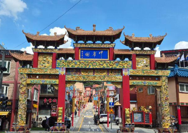 오늘날의 인천 차이나타운 모습. 거리 입구에 패루가 우뚝 서 있다. (한국관광공사 제공)