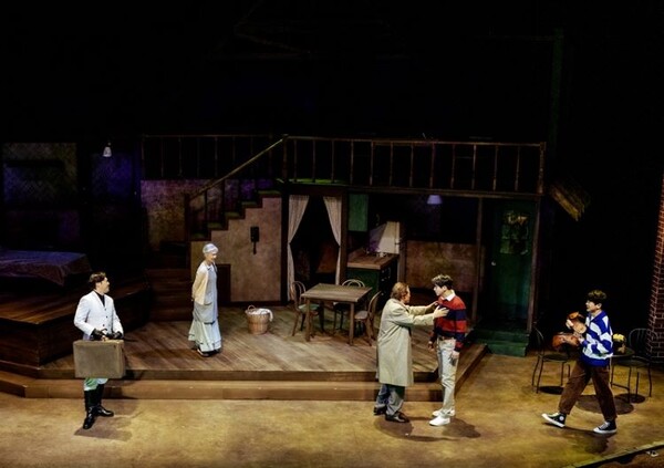 가족 성원과 상상의 인물이 등장하는 장면. 극의 갈등이 종합적으로 드러나며 관객은 이들의 단절과 좌절을 마주한다. 사진=쇼앤텔플레이, T2N 미디어