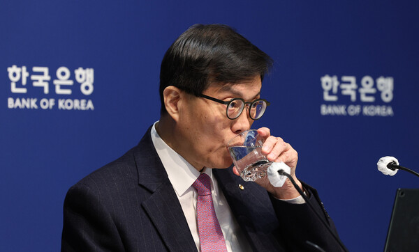 이창용 한국은행 총재가 16일 서울 중구 한국은행에서 열린 금융통화위원회를 열어 기준금리를 동결한 뒤 가진 기자간담회에서 물을 마시고 있다. 2025.1.16. 연합뉴스