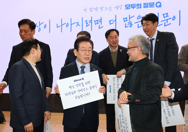 더불어민주당 이재명 대표과 박태웅 민주연구원 집단지성센터장이 7일 서울 여의도 국회 의원회관에서 열린 정책소통플랫폼 '모두의질문Q' 출범식에서 대화를 나누고 있다. 2025.2.7. 연합뉴스