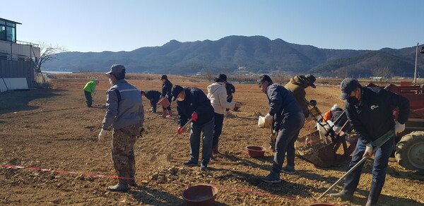 율티마을 어촌계에서 어촌체험프로그램과 연계해 운영할 공동체험농장을 어촌계원들이 ‘자발적으로’ 조성하고 있다.