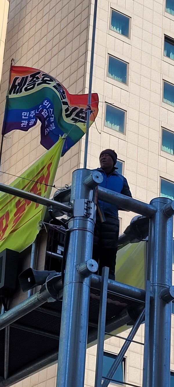 명동역 1번 출구 앞에서 세종호텔 해고노동자 고진수 씨가 고공농성을 하고 있다.  사진-황의원 시민기자