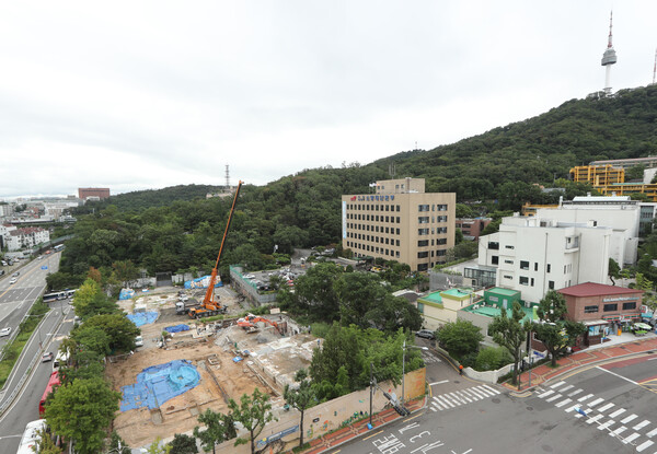 서울 중구 남산의 옛 중앙정보부 건물터에 인권광장과 전시관이 들어섰다. 사진은 지난 2017년 8월 공사가 진행 중인 현장의 모습. 2017.8.16. 연합뉴스