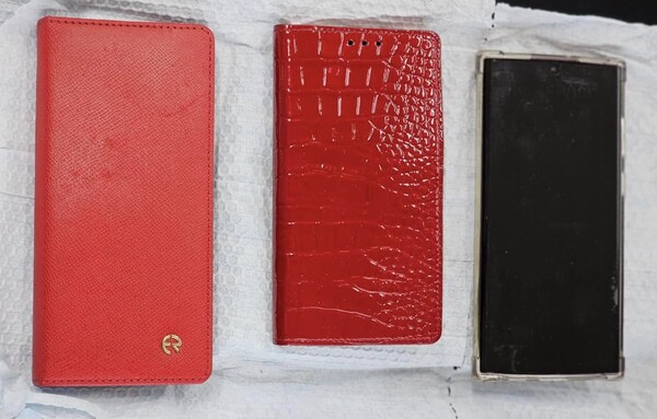 더불어민주당 박범계 의원이 지난 22일 "명태균 씨가 갖고 있다 검찰에 제출한 황금폰 3개"라며 공개한 사진. 박범계 의원 페이스북