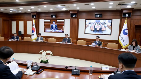 최상목 대통령 권한대행 부총리 겸 기획재정부 장관이 25일 정부서울청사에서 열린 '국정현안관계장관회의 겸 경제관계장관회의'를 주재하고 있다. 2025.2.25. 연합뉴스