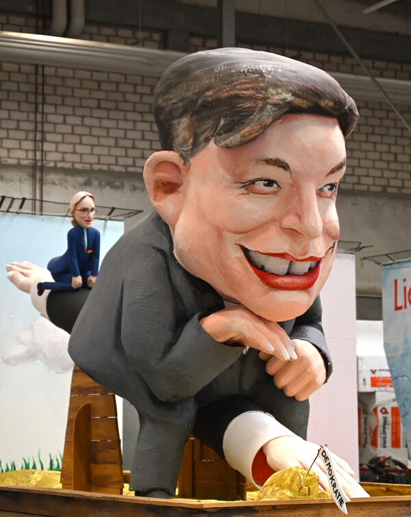 미국 대통령 도널드 트럼프의 고문인 억만장자 일론 머스크가 극우 '독일을 위한 대안'(AfD) 당의 공동 대표인 알리스 바이델과 함께 널뛰기에 앉아 있는 모습이 담긴 수레가 25일 쾰른 카니발 위원회의 올해 카니발 수레 발표회에 등장했다. 2025.2.25. AFP 연합뉴스