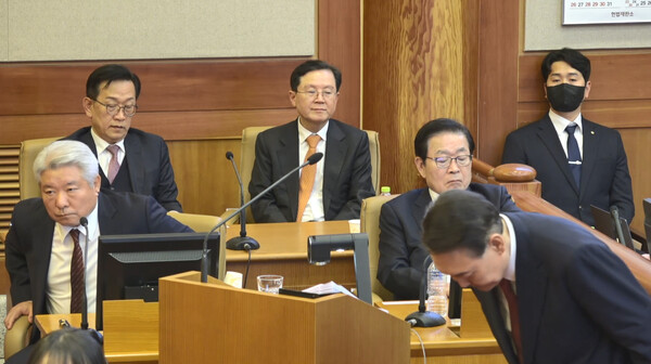 윤석열 대통령이 25일 서울 종로구 헌법재판소에서 열린 본인의 탄핵심판 11차 변론에서 최종 의견 진술을 마치고 인사하고 있다. 2025.2.25 [헌법재판소 제공] 연합뉴스