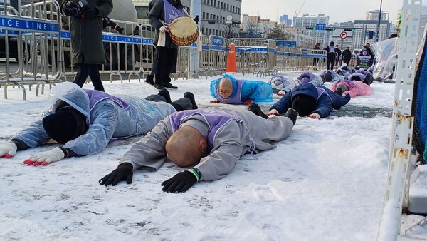 10·29 이태원 참사 유가족협의회·시민대책회의 관계자들이 20일 서울 여의도 국회 앞에서 이태원 참사 특별법 국회 본회의 통과 촉구 오체투지를 하고 있다. 2023.12.20. 이태원 참사 유가족협의회·시민대책회의 제공