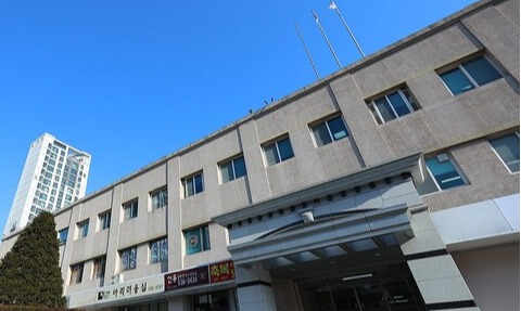 27일 롯데건설이 서울 서초구 잠원동 본사 부지 매각을 포함한 1조원 규모의 자산 유동화 방안을 추진 중인 것으로 알려졌다. 롯데건설이 1980년부터 본사로 사용하고 있는 서울 서초구 롯데건설 본사 사옥은 자산 가치가 약 5천억 수준으로 평가된다. 사진은 이날 오전 서울 서초구 롯데건설 본사 모습. 2025.2.27