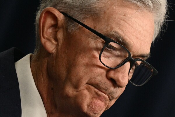 제롬 파월 미국 연방준비제도(Fed·연준) 의장이 12일(현지시간) 워싱턴 DC에서 열린 연방공개시장위원회(FOMC) 정례회의 뒤 연 기자회견 도중 입을 굳게 다물고 있다. 지난해 7월까지 공격적으로 금리를 인상해 온 연준은 같은 해 9월 이후 이번까지 7회 연속으로 금리를 동결했다. 2024.06.13. AFP 연합뉴스