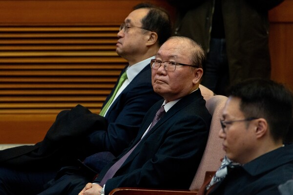 27일 서울 종로구 헌법재판소에서 열린 '마은혁 임명보류' 권한쟁의 선고에 최상목 대통령 권한대행 측 이동흡(가운데) 변호사, 임성근(왼쪽) 변호사가 출석해 있다. 2025.2.27 [공동취재] 연합뉴스