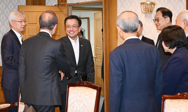 최상목 대통령 권한대행 부총리 겸 기획재정부 장관이 27일 정부서울청사에서 열린 대미 통상정책 전문가 오찬간담회에서 참석자와 인사하고 있다. 2025.2.27 [기획재정부 제공] 연합뉴스