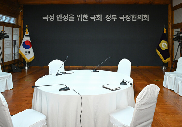 28일 서울 여의도 국회 사랑재에서 열릴 예정이던 국정 안정을 위한 국회-정부 국정협의회가 무산돼 자리가 비어 있다. 2025.2.28 [국회사진기자단] 연합뉴