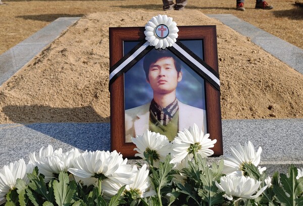 1981년 11월 교내시위에서 연행된 후 징집된 정성희 열사. 1982년 7월 사망하였으며 강제징집으로 의문사한 최초의 사례이다.