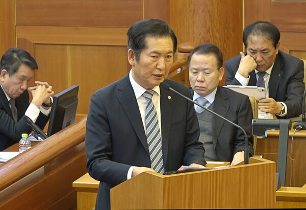 정청래 국회 탄핵소추단장이 25일 서울 종로구 헌법재판소에서 열린 윤석열 대통령 탄핵심판 11차 변론에서 최종 의견 진술을 하고 있다. 2025.2.25 [헌법재판소 제공] 연합뉴스