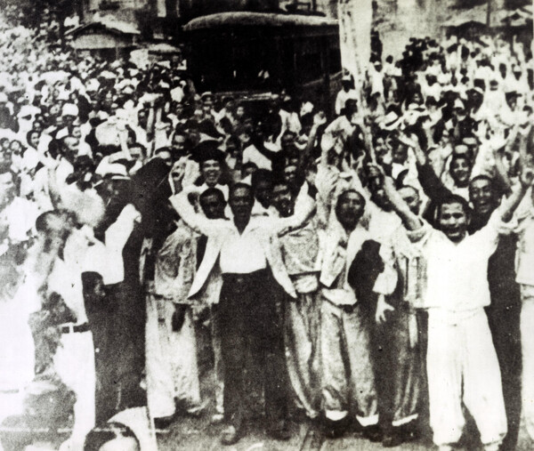 1945년 8월 15일 군중들이 만세를 부르고 있다. 연합뉴스 자료사진