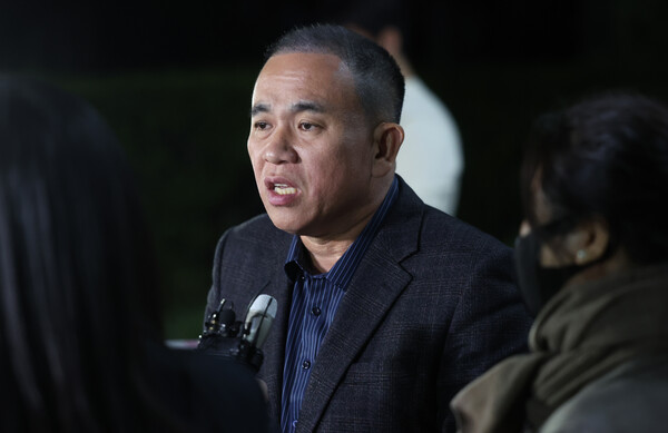 김건희 씨 공천 개입 의혹과 미래한국연구소의 불법 여론조사 의혹 등 사건의 핵심 인물인 명태균 씨가 8일 오후 경남 창원시 성산구 창원지방검찰청(창원지검)에서 나오고 있다. 2024.11.8. 연합뉴스