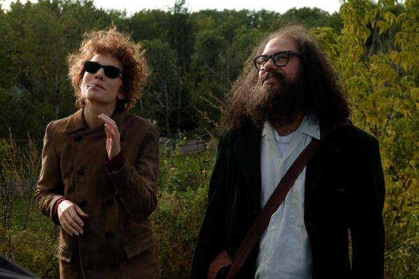 영화 '아임 낫 데어' 스틸컷. 밥 딜런을 연기한 6명 중, 배우 블란쳇이 연기한 쥬드, 이의 등장은 1965년 뉴포트포크페스티벌에서부터다.