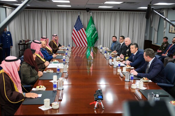 피터 헤그세스 미국 국방장관이 24일 버지니아주 알링톤에 위치한 펜타곤에서 방미 중인 할리드 빈 살만 사우디 국방장관과 회담하고 있다. 2025. 02. 24 [게티이미지=AFP=연합뉴스]