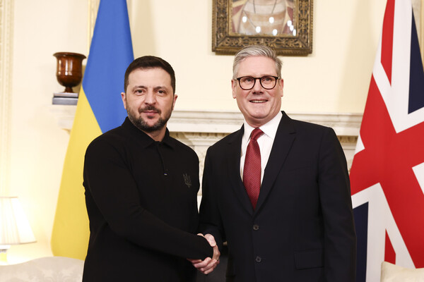 키어 스타머 영국 총리가 3월 1일 런던 다우닝가 10번지 총리 관저에서 볼로디미르 젤렌스키 우크라이나 대통령과 회담 전에 악수를 하고 있다. 2025.3.1.UPI 연합뉴스