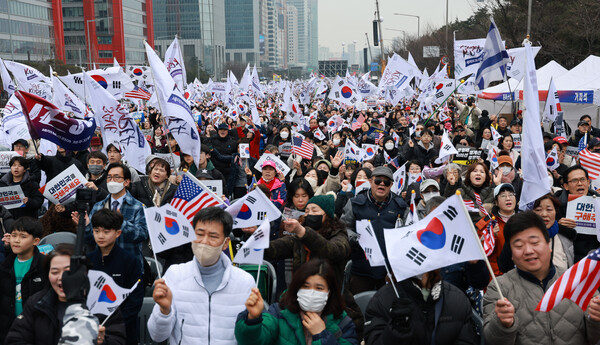1일 서울 여의대로에서 세이브코리아가 연 '3·1절 국가비상기도회'에서 참가자들이 윤석열 대통령 탄핵 기각을 촉구하고 있다. 2025.3.1. 연합뉴스