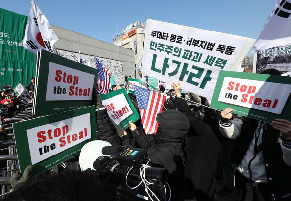 2월 26일 서울 서대문구 이화여자대학교 정문에서 윤석열 대통령 탄핵 찬성 집회와 탄핵 반대 집회가 열리고 있다. 2025.2.26. 연합뉴스