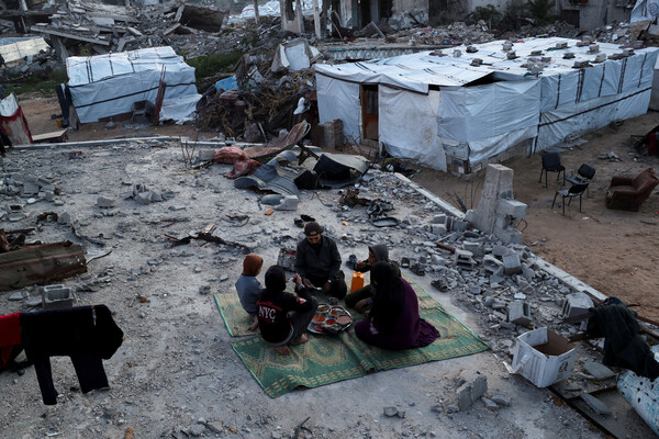 가자 북부의 자발리아 난민캠프의 주택 잔해 위에서 라마단 기간 중 한 팔레스타인 가족이 금식을 중단하고 식사를 하고 있다. 2025. 03. 02 [로이터=연합뉴스]