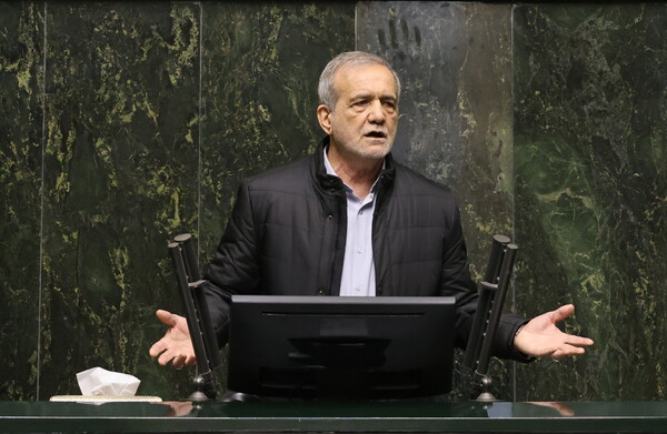 마수드 페제시키안 이란 대통령이 2일 의회에서 자신의 경제재정부 장관을 방어하고 있다. 이란 국영 IRNA 통신에 따르면, 페제시키안 대통령은 이란이 경제전쟁 중이며, 최고 지도자의 명령에 따라 미국과 협상하지 않을 것이라고 말했다. 2025. 03. 02 [EPA=연합뉴스]