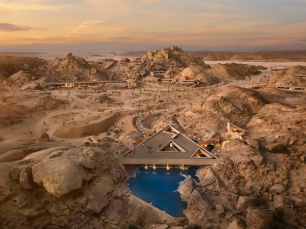 데저트 록. 홍해에 면한 사우디아라비아의 헤자즈 산맥안을 파고 들어간 호화 휴양지. 2025. 03. 01 [뉴 아틀라스 홈페이지 캡처] 