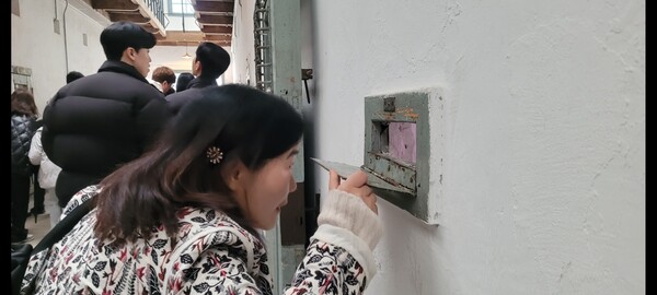 역사 탐방 참가자가 수감 시설을 둘러보고 있다.  사진 : 황의원 시민기자