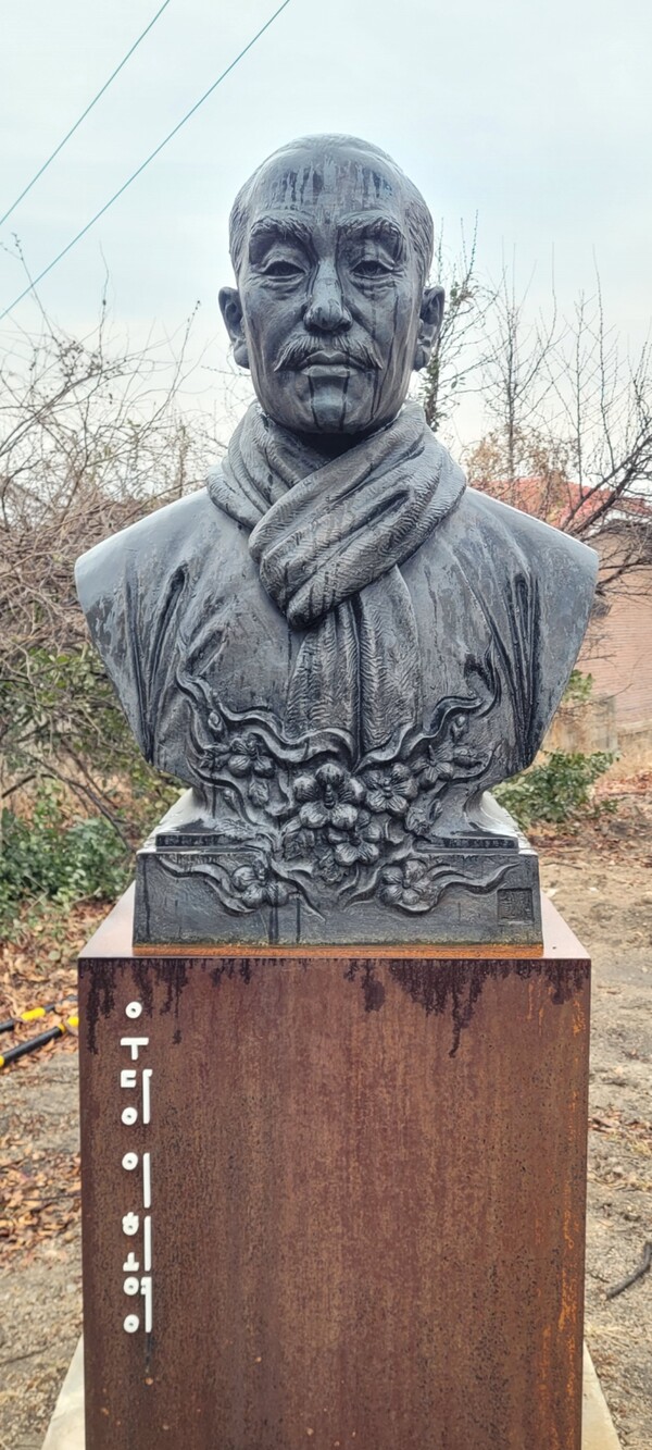 기념관 입구에 세워져 있는 우당 이회영 선생 동상. 사진 : 황의원 시민기자