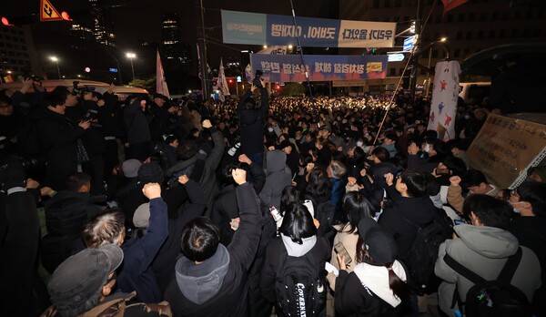 비상계엄이 선포된 직후인 4일 새벽 국회 앞에서 시민들이 계엄해제를 촉구하며 구호를 외치고 있다. 2024.12.4 연합뉴스 