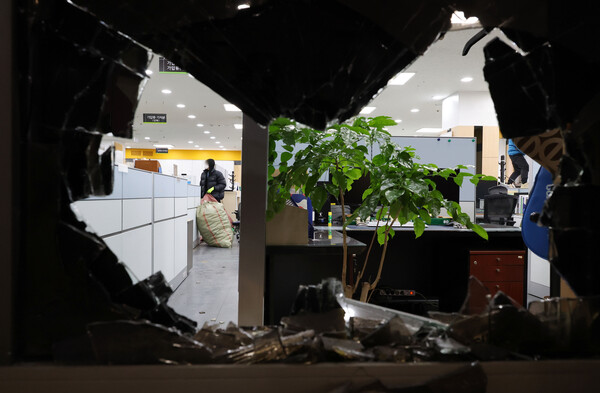  윤석열 대통령이 내란 우두머리 혐의로 구속되자 일부 윤 대통령 지지자들이 서울서부지방법원 내부로 난입해 불법폭력사태를 일으킨 19일 오후 서부지법 벽과 유리창 등이 파손돼 있다. 2025.1.19 연합뉴스