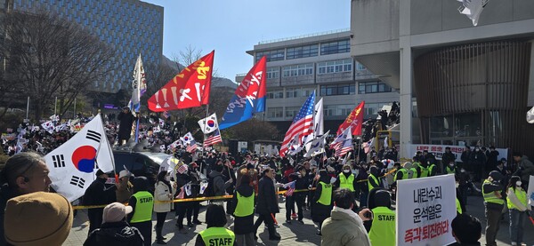 17일 서울대 아크로광장에서 벌어진 윤석열 탄핵 반대 집회를 재학생과 동문들이 막고 있다. 사진 서울대 민주동문회 
