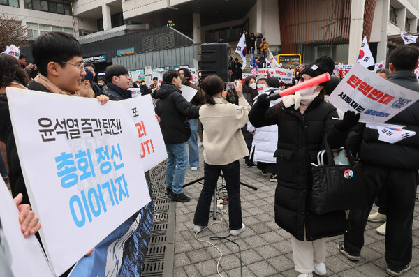 윤석열 탄핵 반대 집회자를 막아선 서울대 학생들. 사진은 서울대 민주동문회