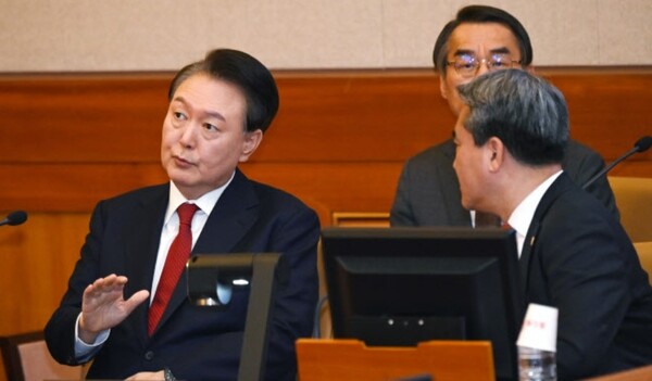 윤석열 대통령이 지난 2월6일 서울 종로구 헌법재판소 대심판정에서 열린 탄핵심판 6차 변론기일에 출석해 변호인과 대화하고 있다. 연합뉴스