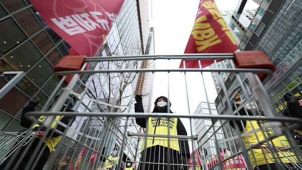 홈플러스 노동자들, 폐점 매각 저지 위해 카드 끌고 거리로. 연합뉴스