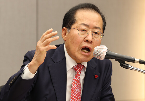 홍준표 대구시장이 26일 오후 대구 북구 대구시청 산격청사에서 열린 송년 기자간담회에서 질문에 답변하고 있다. 2024.12.26. 연합뉴스