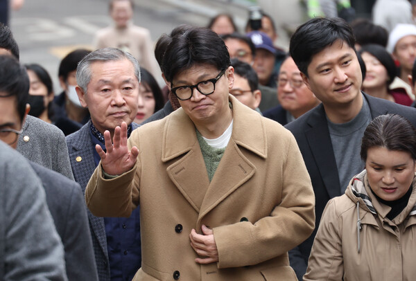 두 달여 만에 공개 행보에 나선 국민의힘 한동훈 전 대표가 2일 오후 서울 종로구 대학로 한 극장에서 제2연평해전을 다룬 연극 '바다는 비에 젖지 않는다'를 관람하기 위해 이동하며 지지자들과 인사하고 있다. 2025.3.2. 연합뉴스